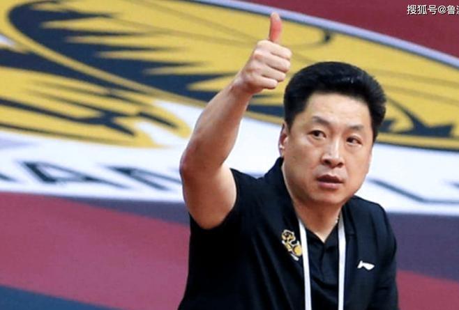 男篮刘炜现状:46岁辞去教练,老婆是贤惠医生,回上海陪伴家人